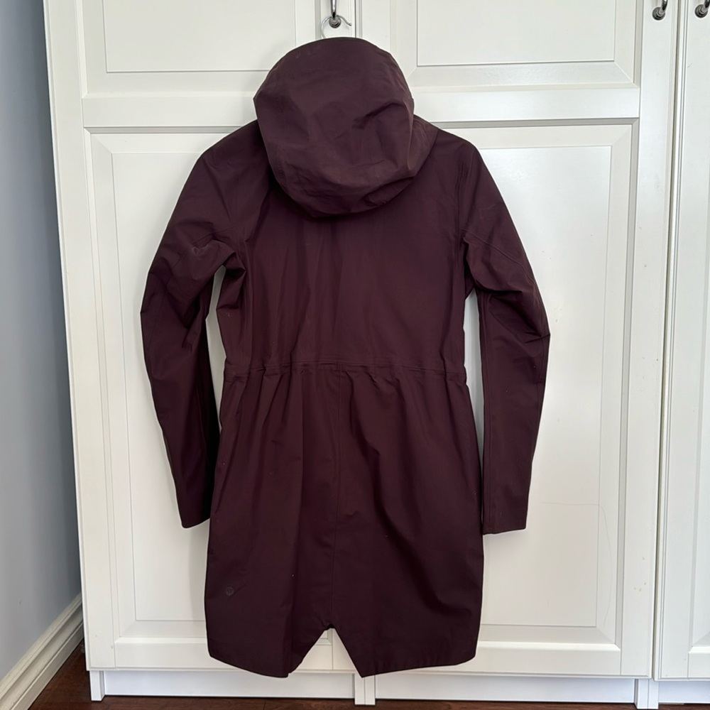 Lululemon rain jacket size 6